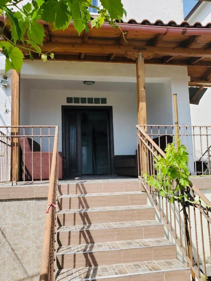 Lake Ohrid Guesthouse "Villa Valentina" Pogradec Bagian luar foto