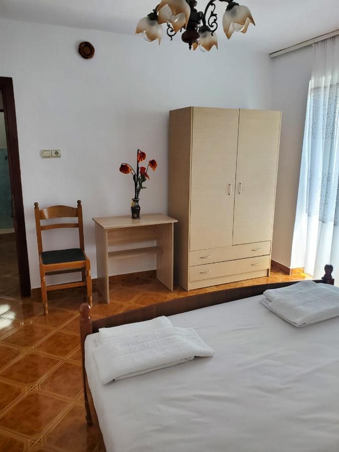 Lake Ohrid Guesthouse "Villa Valentina" Pogradec Bagian luar foto