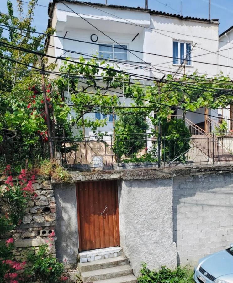 Lake Ohrid Guesthouse "Villa Valentina" Pogradec Bagian luar foto