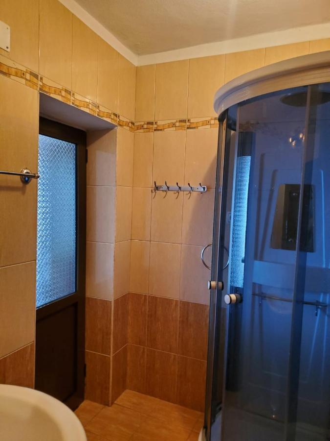 Lake Ohrid Guesthouse "Villa Valentina" Pogradec Bagian luar foto