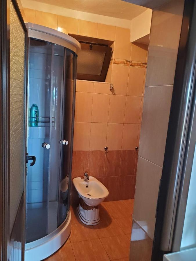 Lake Ohrid Guesthouse "Villa Valentina" Pogradec Bagian luar foto